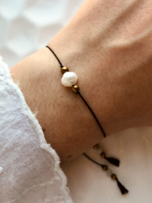 Delikatna bransoletka na nici jedwabnej z perłą i złotymi hematytami