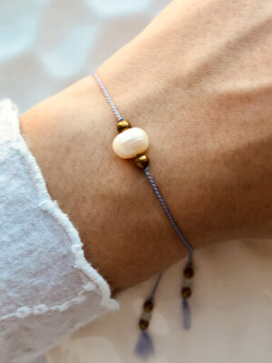 Delikatna bransoletka na nici jedwabnej z perłą i złotymi hematytami