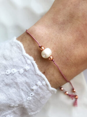 Delikatna bransoletka na nici jedwabnej z perłą i złotymi hematytami