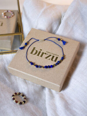 Bransoletka na nici jedwabnej z lapisem lazuli ułożona na ozdobnym pudełku
