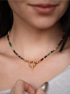 Modelka w naszyjniku handmade z kolorowych agatów ze złotym zapięciem